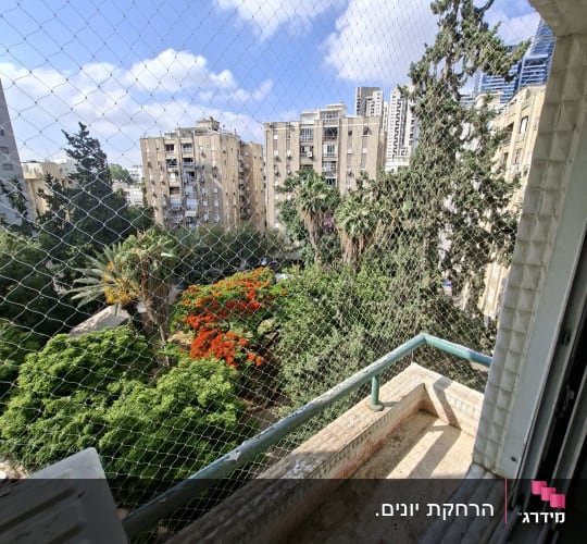 התקנת רשת שקופה להרחקת יונים במרפסת דירה